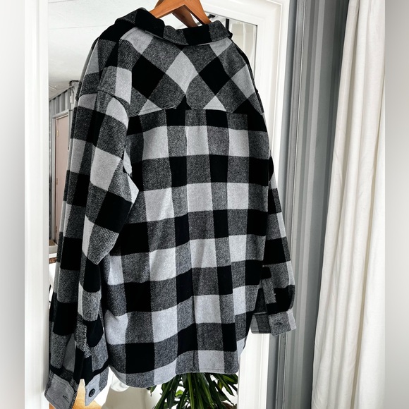 PRIV over sized shacket - Picture 2 of 2